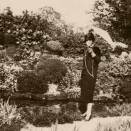 Dronning Maud i hagen ved Appleton House (Foto: Det kongelige hoffs fotoarkiv, fotograf ukjent)